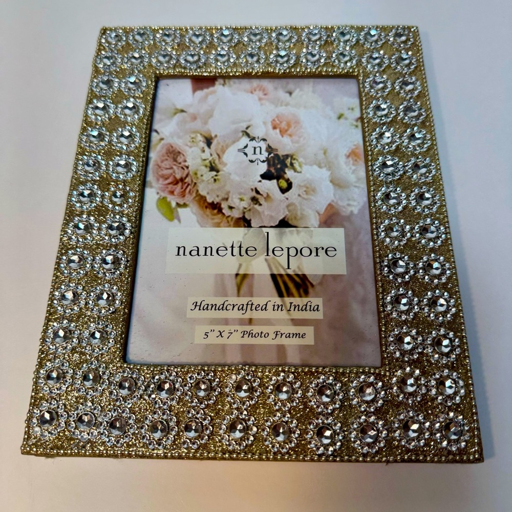 Pre-owned frame. Nanette Lepore 5" x 7" photo frame